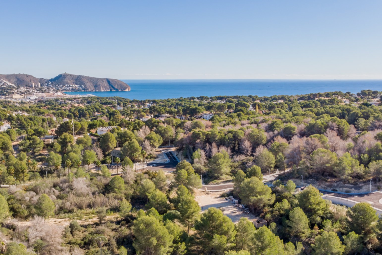 Panoramisch uitzicht op de Middellandse Zee en Cap d'Or, uitkijkend over een beschermd dennenbos dat een natuurlijke, rustige en vrije omgeving waarborgt.