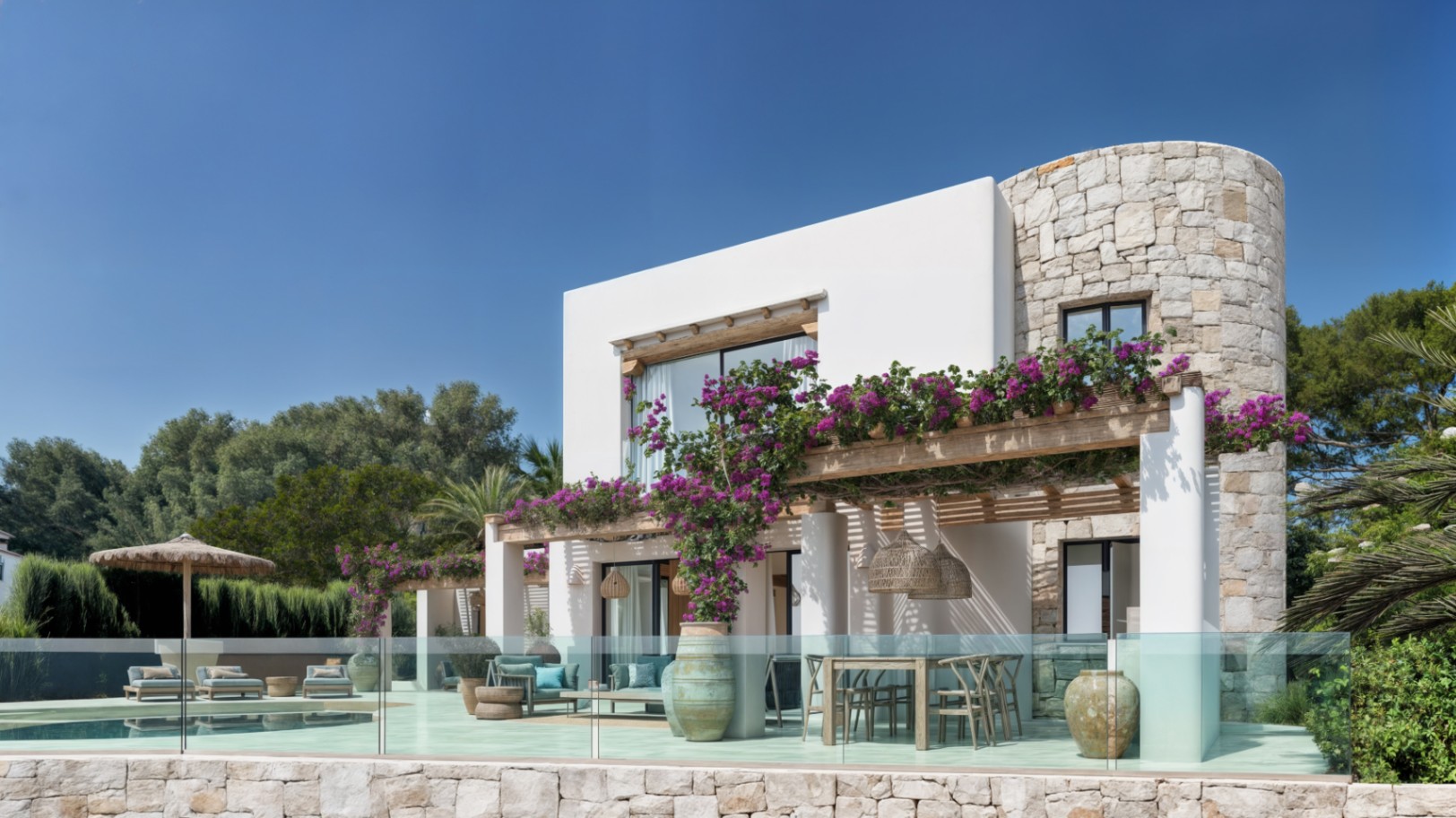 Exterieur van een villa in Ibiza-stijl met natuurstenen details, een houten pergola met bougainville en een ruim terras met buiten-eethoek en zwembad.