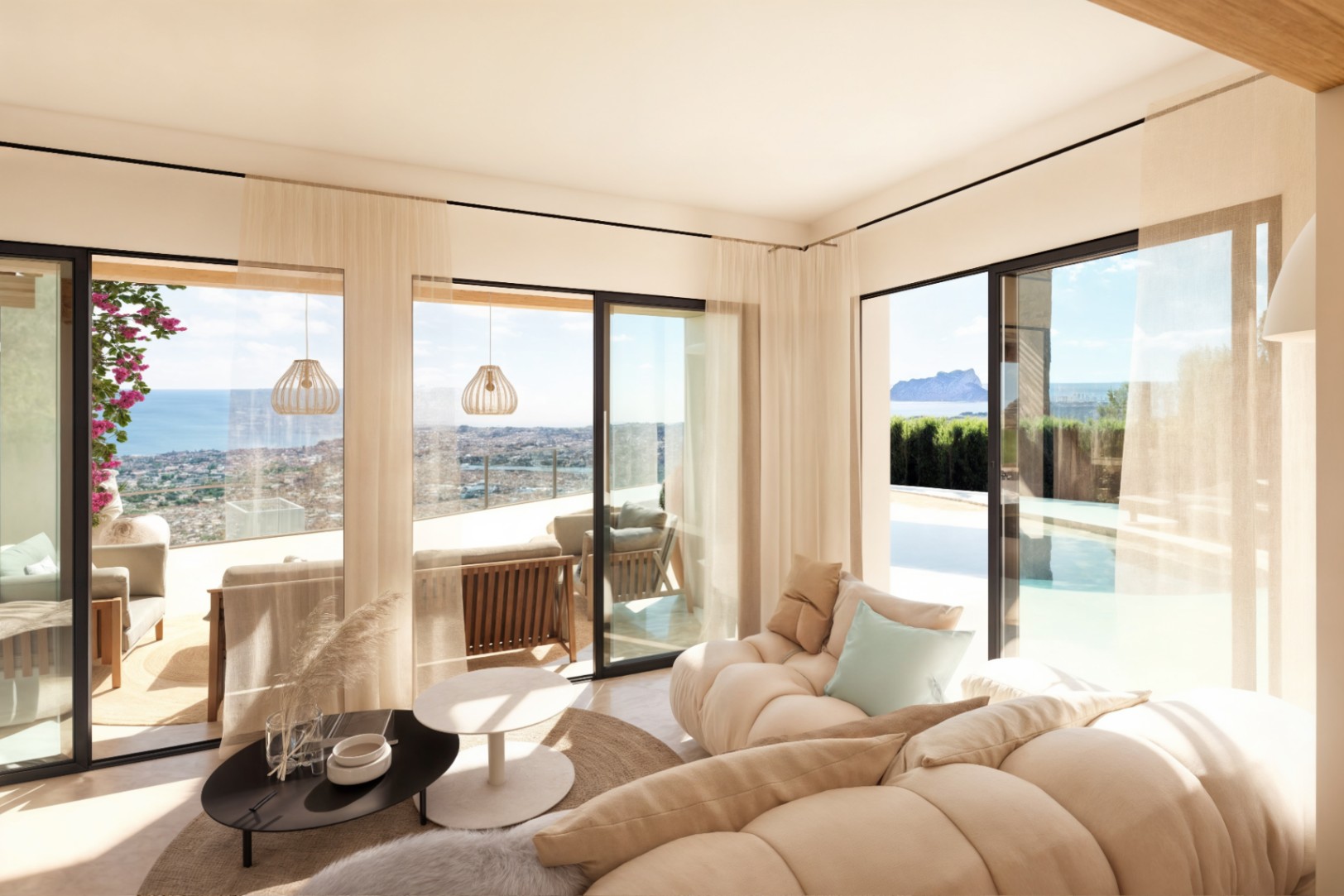 Open woonkamer met grote Technal schuifdeuren die een panoramisch uitzicht bieden op de zee en de Peñón de Ifach, waardoor binnen en buiten naadloos in elkaar overgaan.