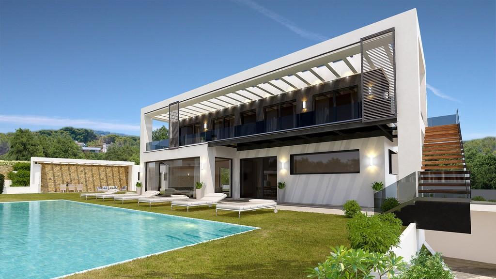 Exterieur van een moderne villa met rechthoekig zwembad, witte gevel en grote raampartijen. Voorzien van een boventerras met glazen balustrades en sfeervolle gevelverlichting.