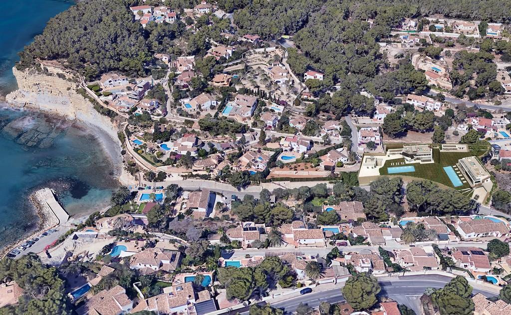 Luchtfoto van de percelen op 150 meter van Cala Advocat, met ontwerpen voor moderne villa's en zwembaden in de kustregio van Benissa.