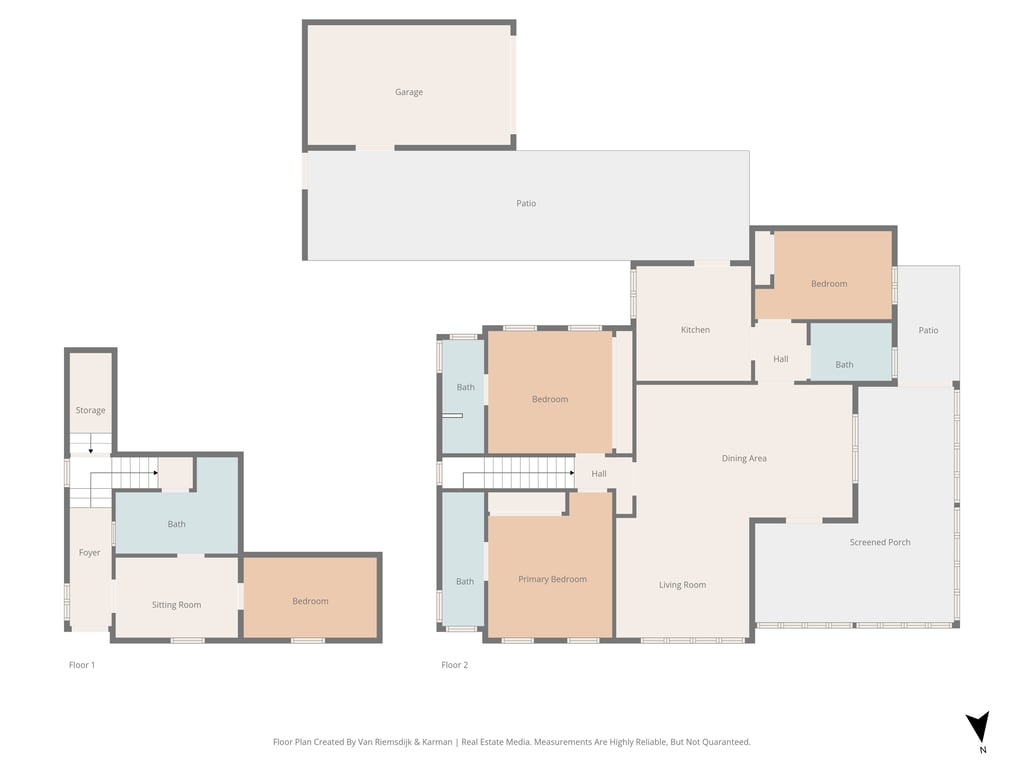 Gedetailleerde plattegrond van de villa met twee verdiepingen, die de indeling van 4 slaapkamers, 4 badkamers, de L-vormige woonkamer en de glazen veranda toont.