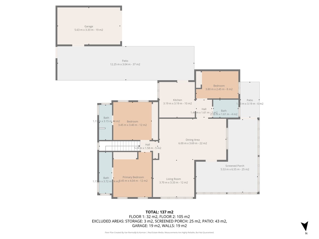 Gedetailleerde plattegrond van de villa van 137 m², met de indeling van drie slaapkamers met badkamers, L-vormige woonkamer, keuken, glazen naya en garage.