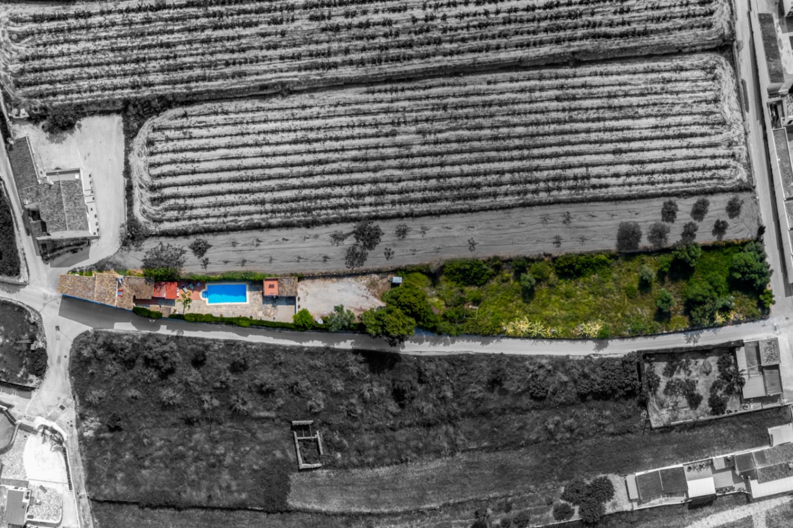 Luchtfoto van finca met zwembad in Teulada, omgeven door velden en groen.
