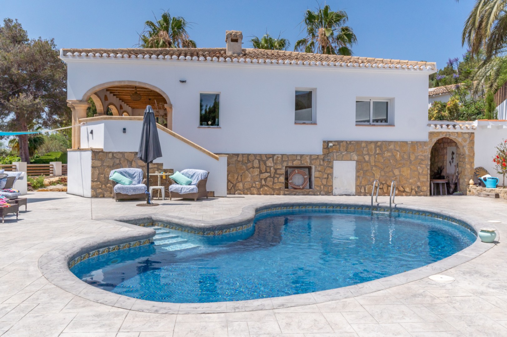 Villa in Jávea met Privézwembad en Uitzicht op de Bergen
