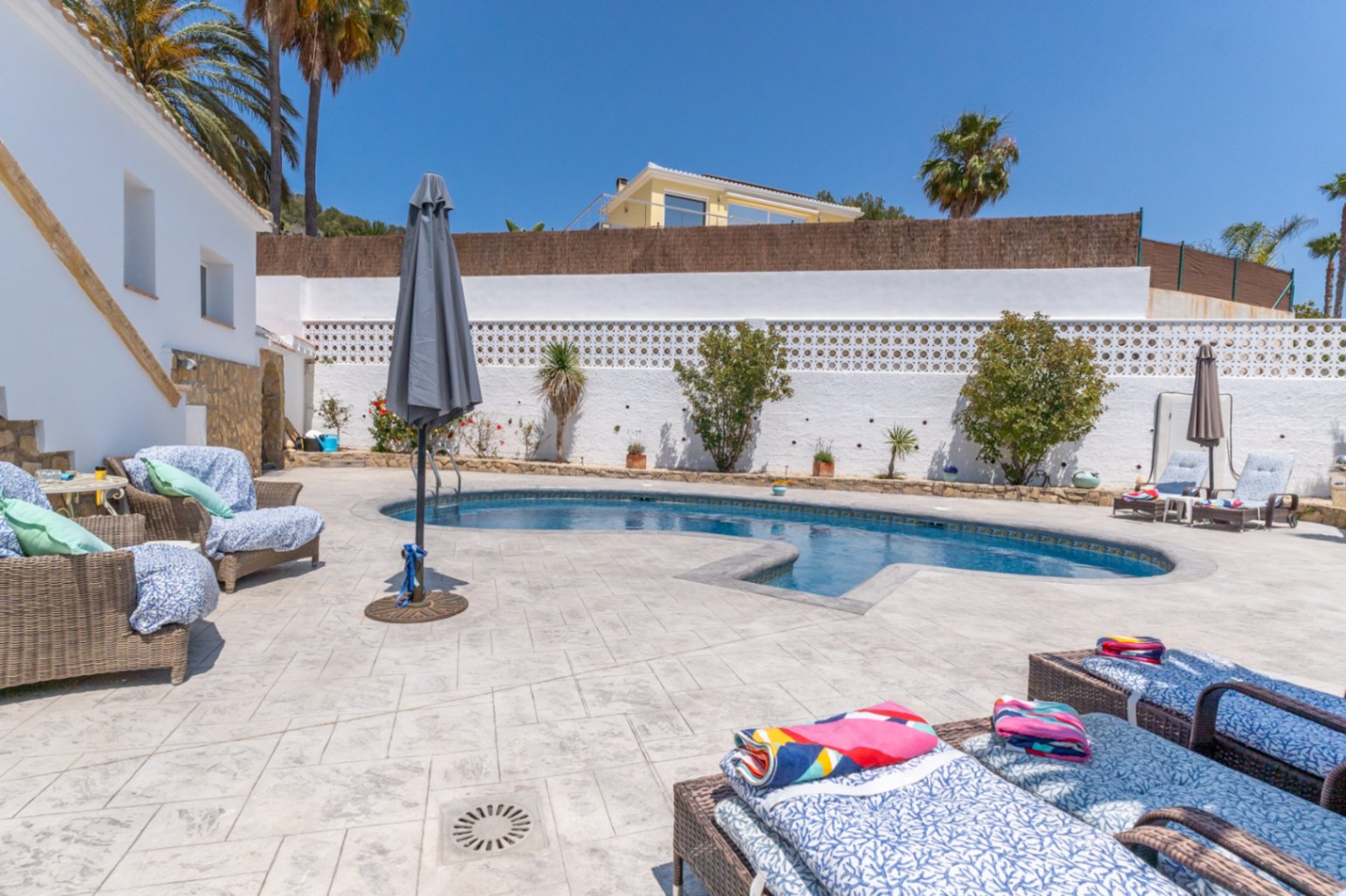 Villa in Jávea met Privézwembad en Uitzicht op de Bergen