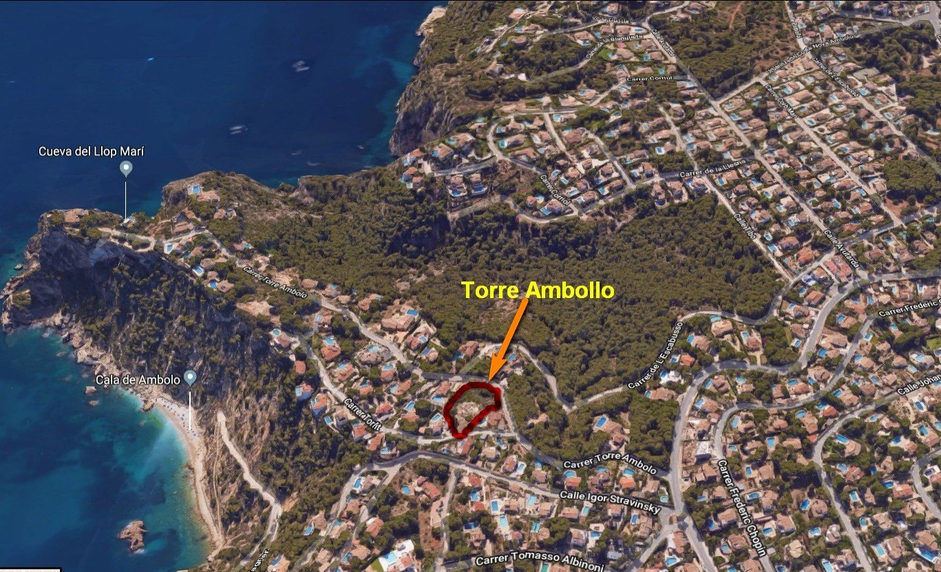Satellietfoto van de bouwpercelen in Torre Ambollo, Jávea, gelegen in een bosrijke woonwijk nabij de baai Cala de Ambolo en de Middellandse Zee.