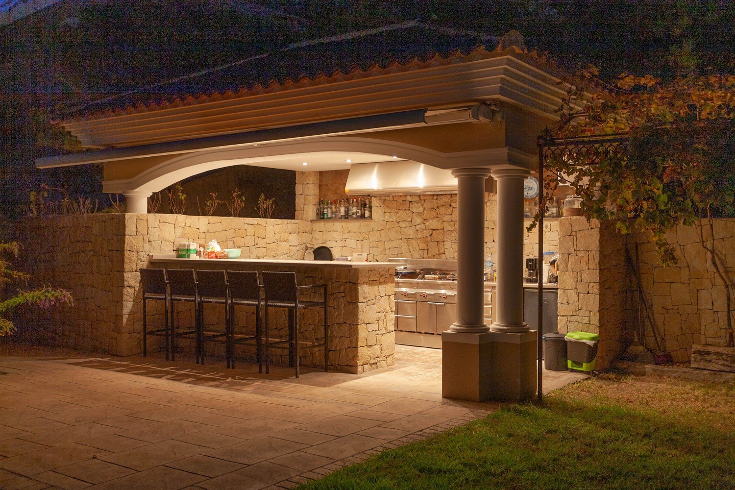 Buitenbarbecue met verlichte bar en stenen bekleding in Raco de Galeno, Benissa.