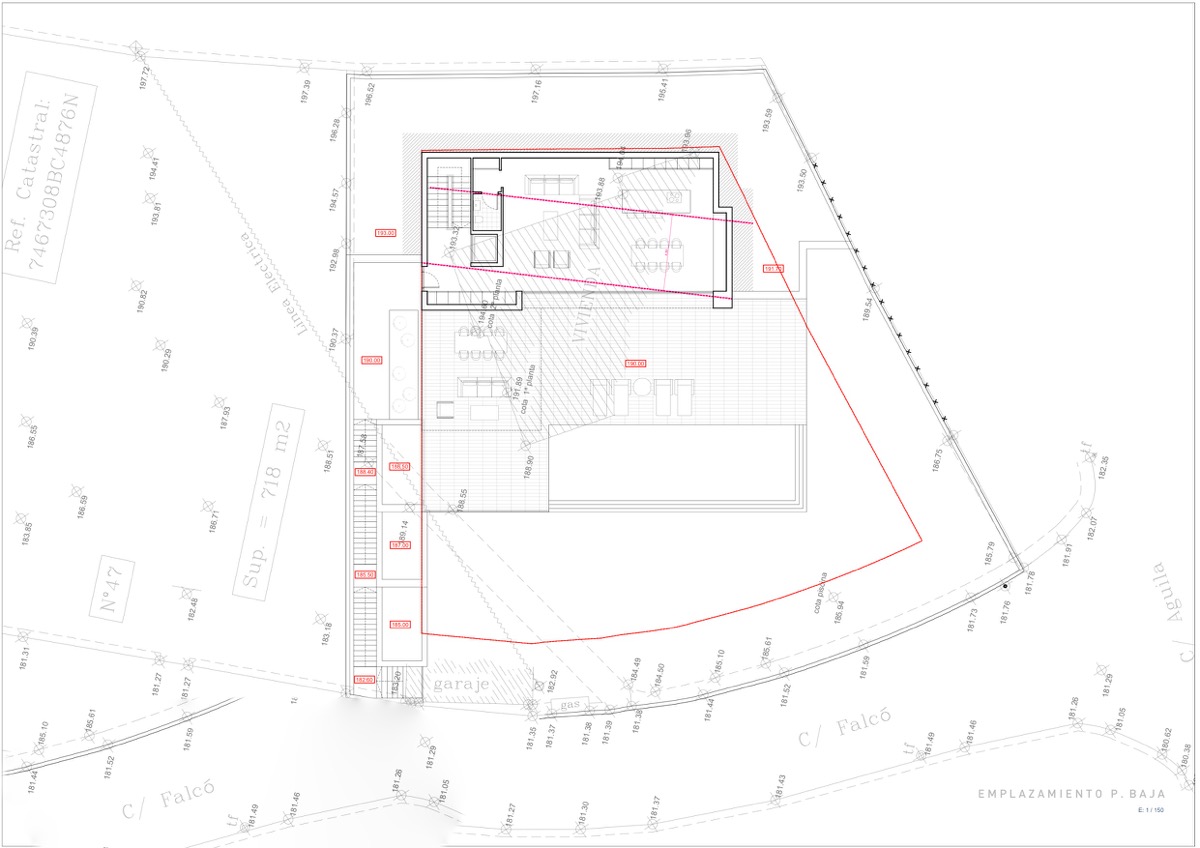 Technisch inplantingsplan en plattegrond van de begane grond met de indeling van de villa, het zwembad en de toegangswegen vanaf de Calle Falcó.