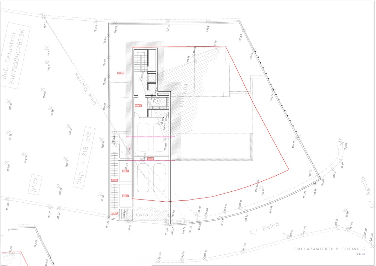 Technisch plan van de tweede kelderverdieping met de indeling van de garage, lifttoegang en de perceelgrenzen van de moderne villa.