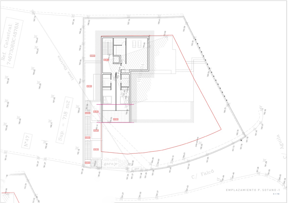 Technische inplantingsplan van de kelderverdieping -1 met de indeling van de garage, het trappenhuis en de liftschacht op het perceel van 964 m2.