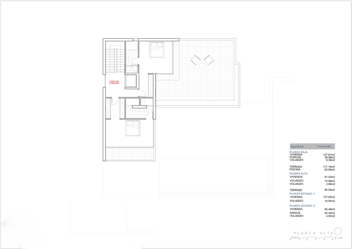 Technische plattegrond van de bovenverdieping met de indeling van slaapkamers met en-suite badkamers, lifttoegang en een ruim dakterras.