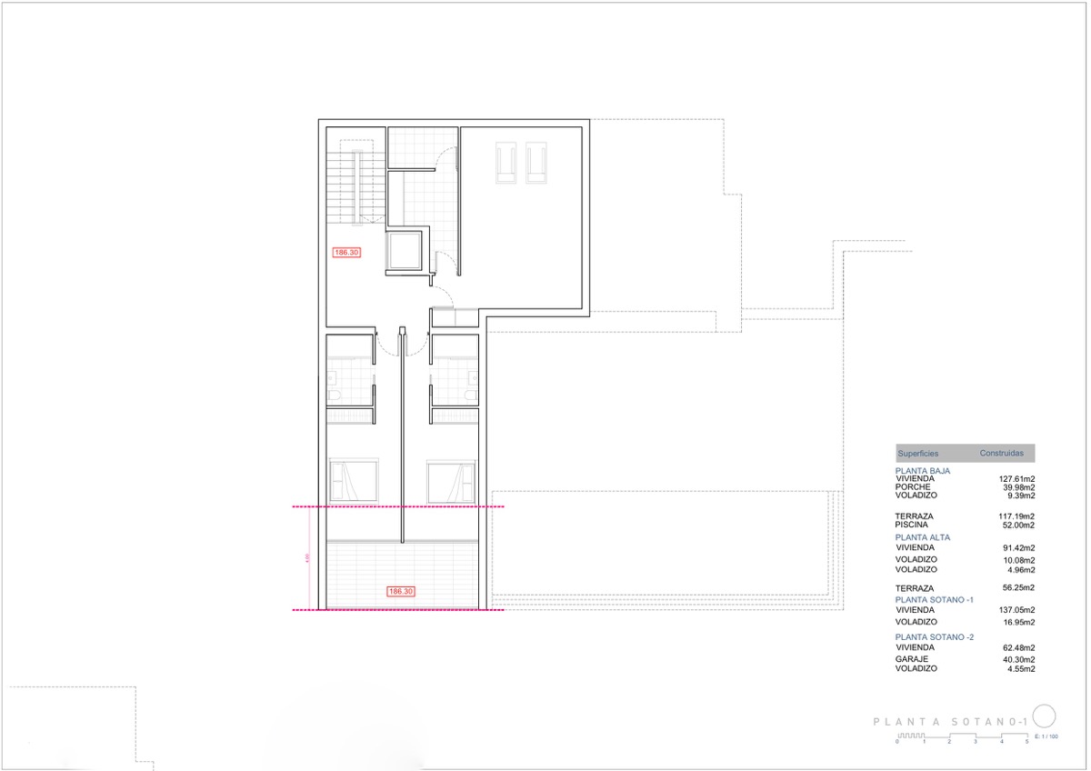 Technische plattegrond van souterrain -1, met twee slaapkamers met en-suite badkamers, een fitnessruimte en toegang tot de lift en het trappenhuis.