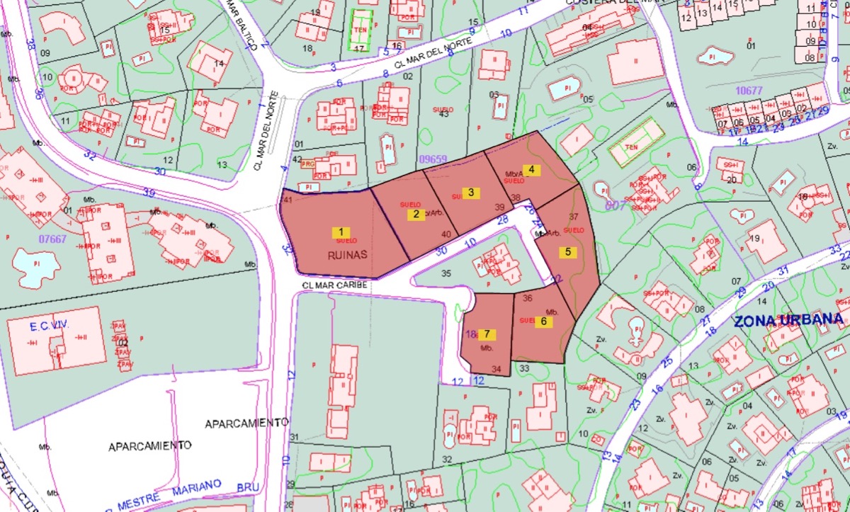 Gedetailleerde kadastrale kaart die de onderverdeling van het perceel van 6.875 m² in zeven genummerde sectoren toont in de woonwijk Costera del Mar, Moraira.