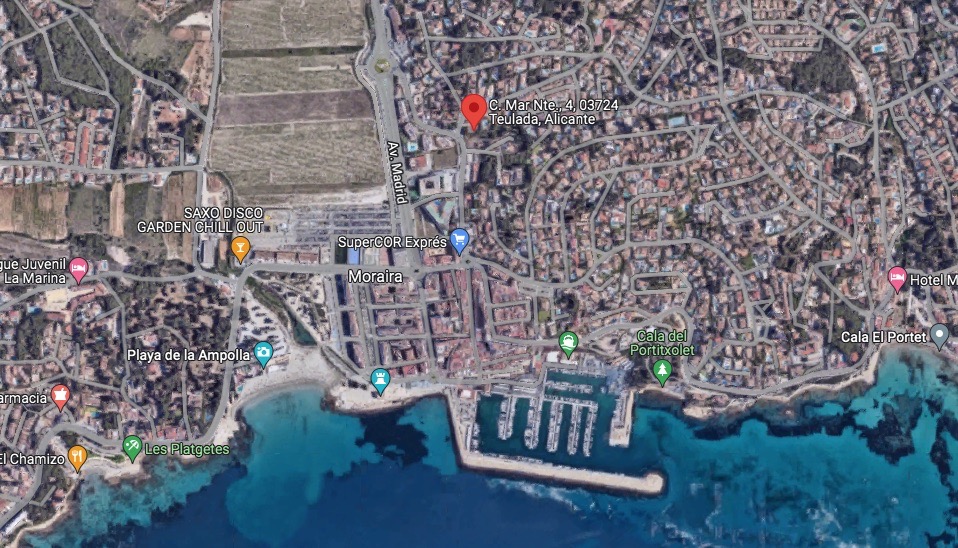Satellietoverzicht van de exacte locatie van het perceel in Moraira, met de nadruk op de nabijheid van de jachthaven en het strand van Playa de l'Ampolla.