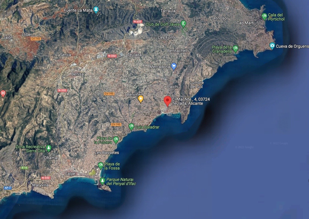Satellietweergave van de locatie in Moraira, die de strategische ligging van het perceel nabij de kust en omliggende plaatsen aan de Costa Blanca toont.
