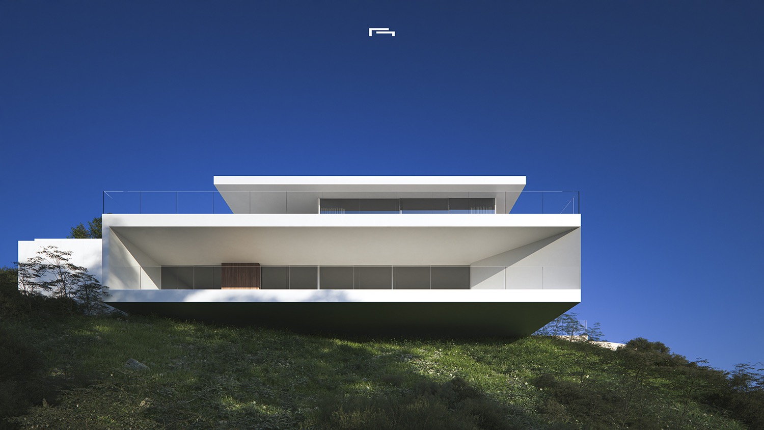 Exterieur van de minimalistische villa met witte uitkragende volumes en kamerhoge raampartijen, gelegen op een groene heuvelhelling.