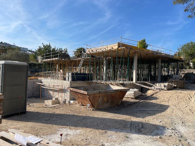 Villa in aanbouw in Moraira. Zichtbaar zijn de fundering, steunpilaren en de dakbekisting op een zonnige dag.