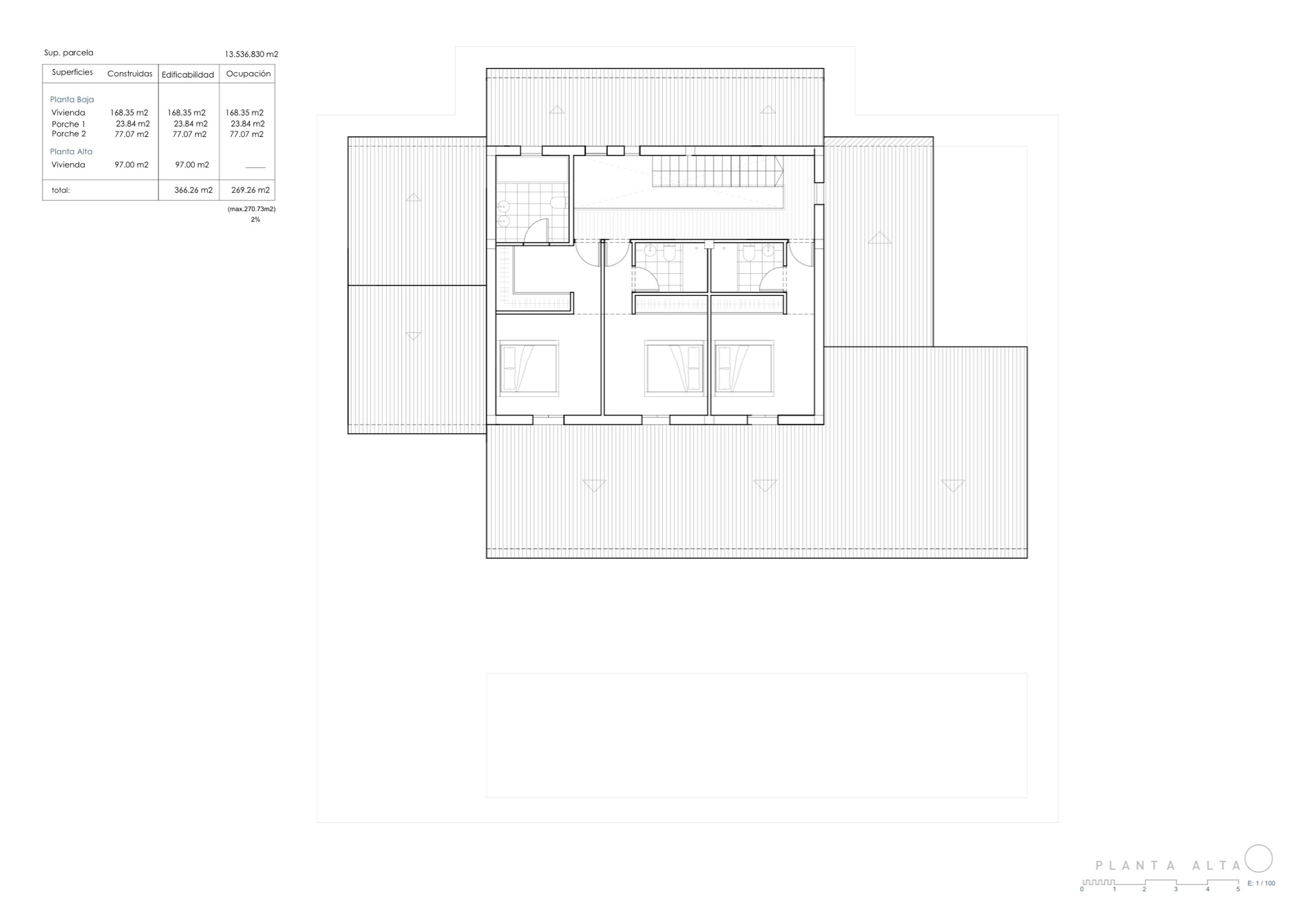 Architectonisch plan van de bovenverdieping met drie slaapkamers en een complete badkamer.