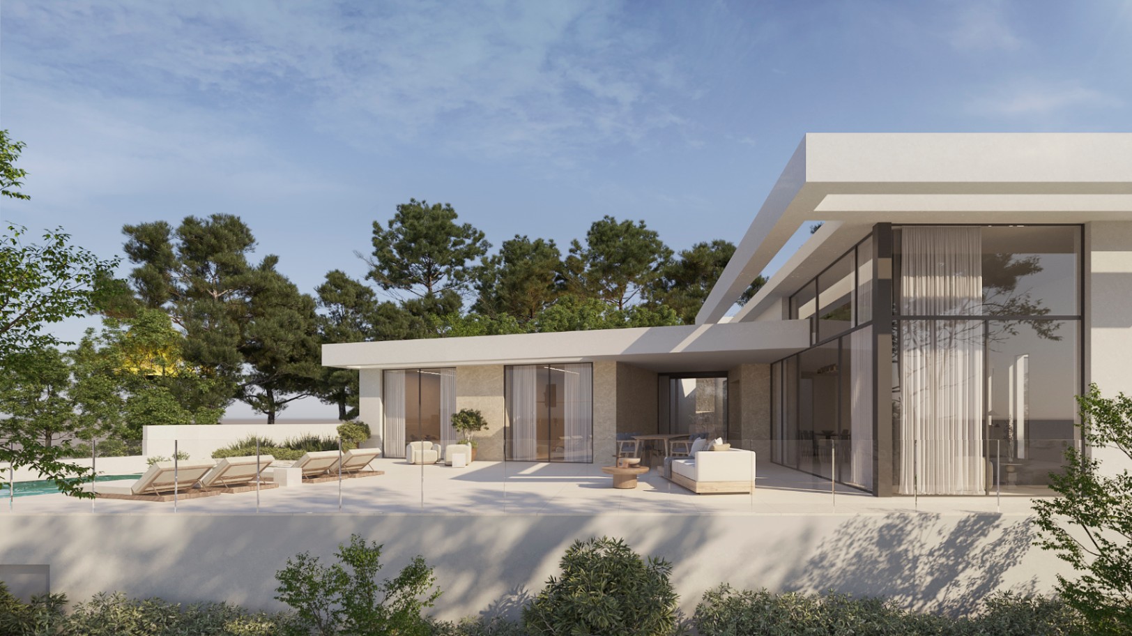 Exterieur van een moderne villa met een ruim betegeld terras, glazen balustrades, buitenmeubilair en kamerhoge ramen, omgeven door pijnbomen.