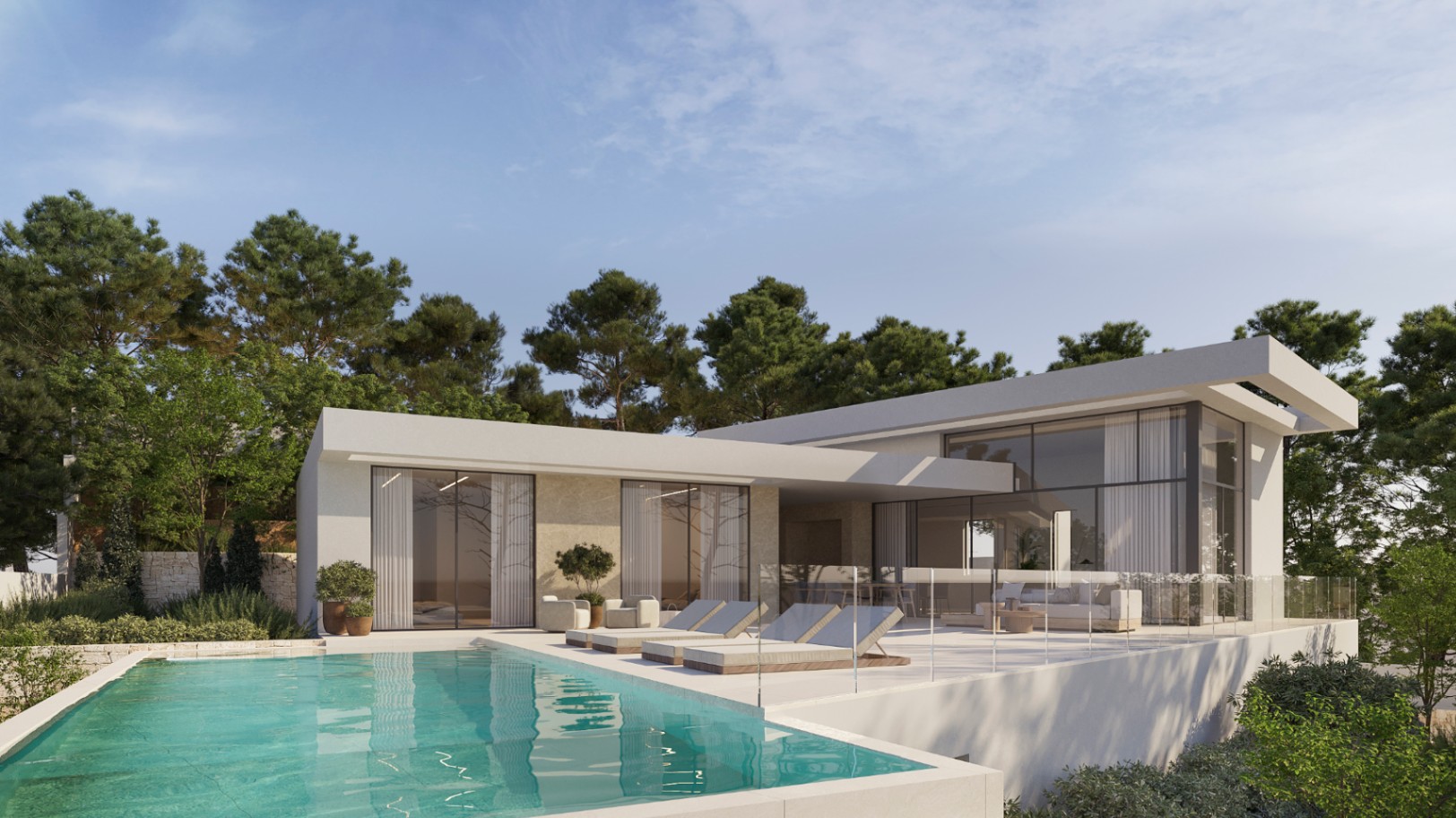 Moderne villa met overloopzwembad, ruim zonneterras met glazen balustrades en kamerhoge ramen, omgeven door mediterrane pijnbomen.