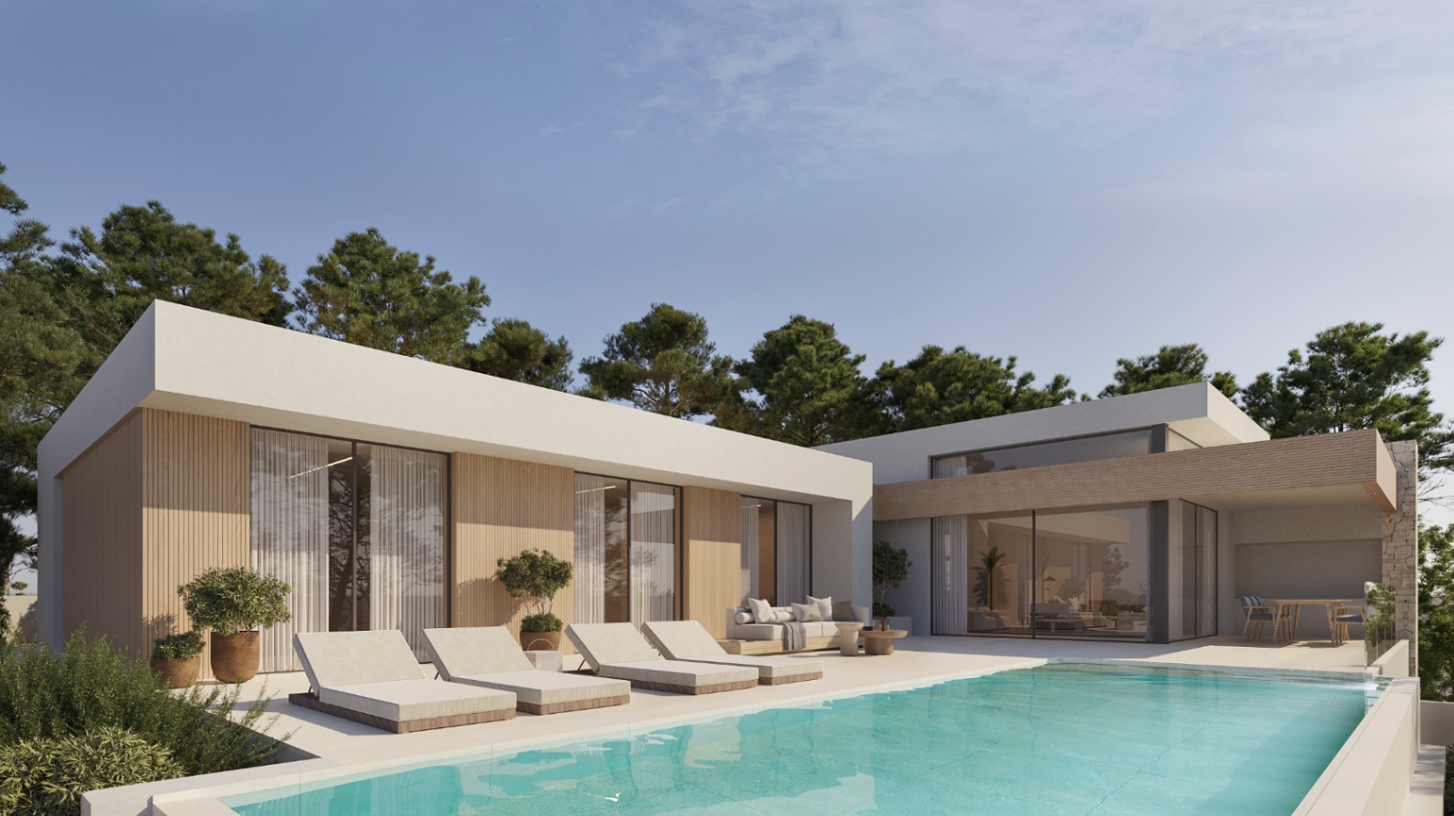 Moderne villa met houten gevelbekleding, een strak zwembad en een ruim zonneterras met grote glazen schuifdeuren te midden van mediterrane pijnbomen.