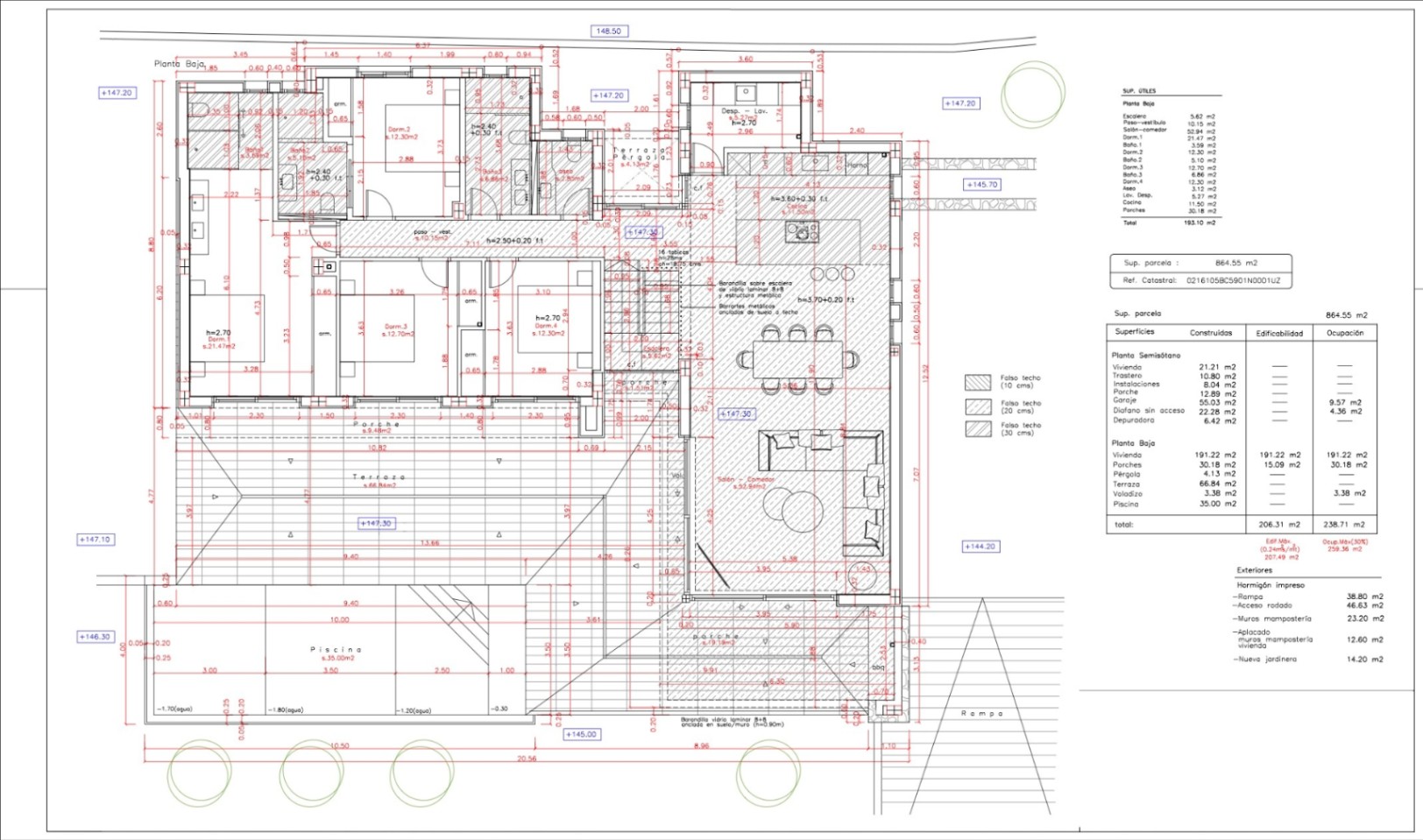 Technische plattegrond van de begane grond met de indeling van vier slaapkamers, open woonkamer, ruime terrassen en het privézwembad.