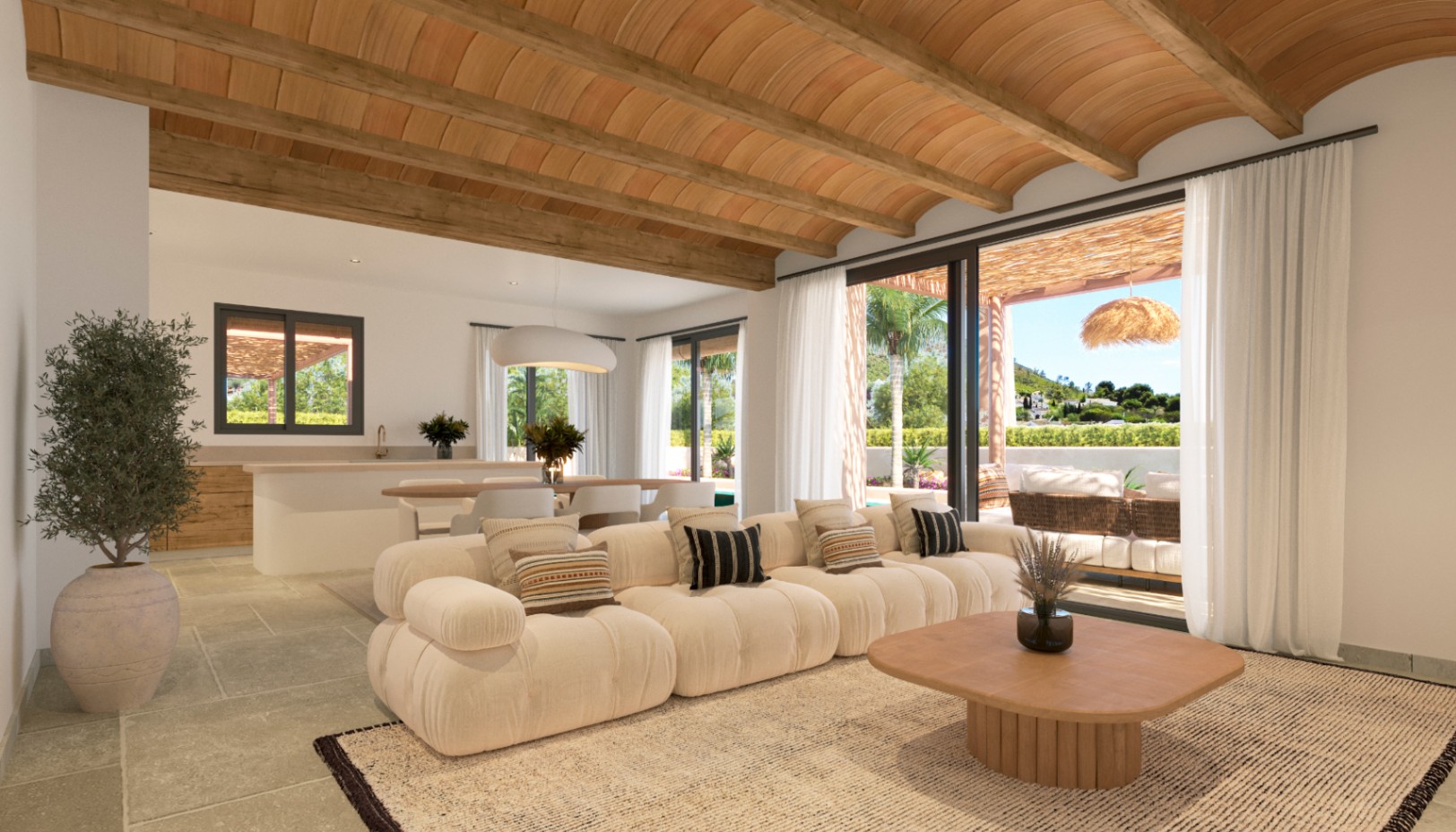 Open woonkamer met traditionele gewelfde plafonds en houten balken, die via grote schuifdeuren naadloos aansluit op het zonnige terras en de buitenruimte.