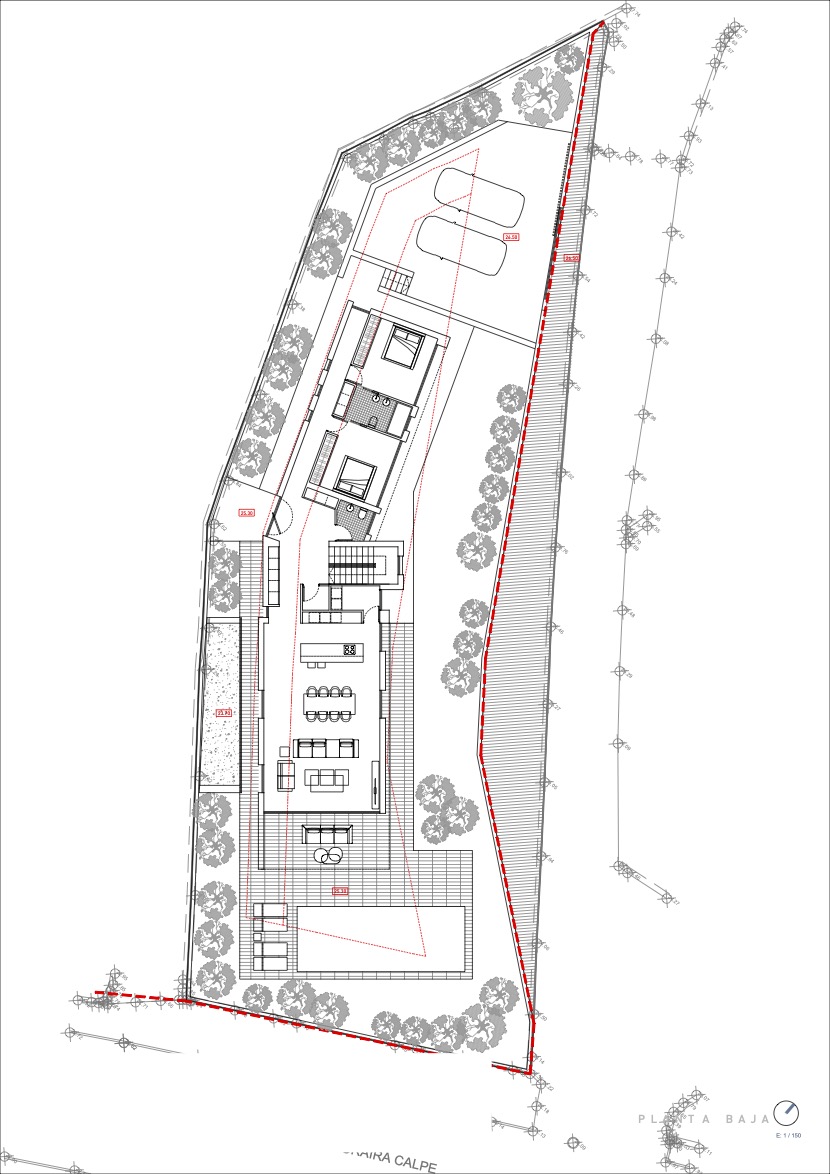 Gedetailleerde plattegrond van de begane grond met open woonruimte, terras met zwembad en slaapkamers, gelegen op een perceel met eigen parkeergelegenheid.
