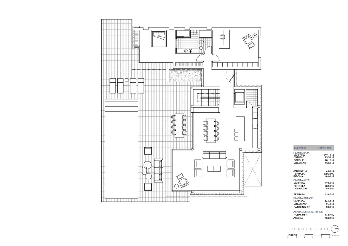 Gedetailleerde plattegrond van de begane grond met de open woon- en eetkamer, keuken met kookeiland, slaapkamer met badkamer, studeerkamer en ruim terras met privézwembad.