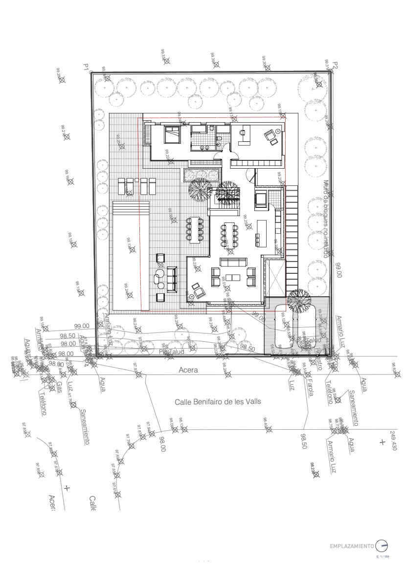 Technische situatietekening van de villa met weergave van de indeling, het rechthoekige zwembad en de tuinarchitectuur op het perceel in Moraira.