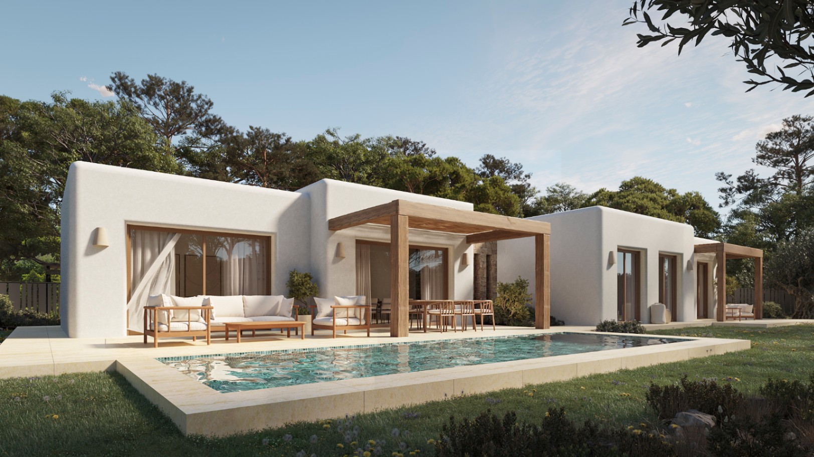 Exterieur van een villa in Ibiza-stijl met rechthoekig zwembad, licht stenen terras, houten pergola's en witte stucwerkmuren omgeven door mediterrane pijnbomen.