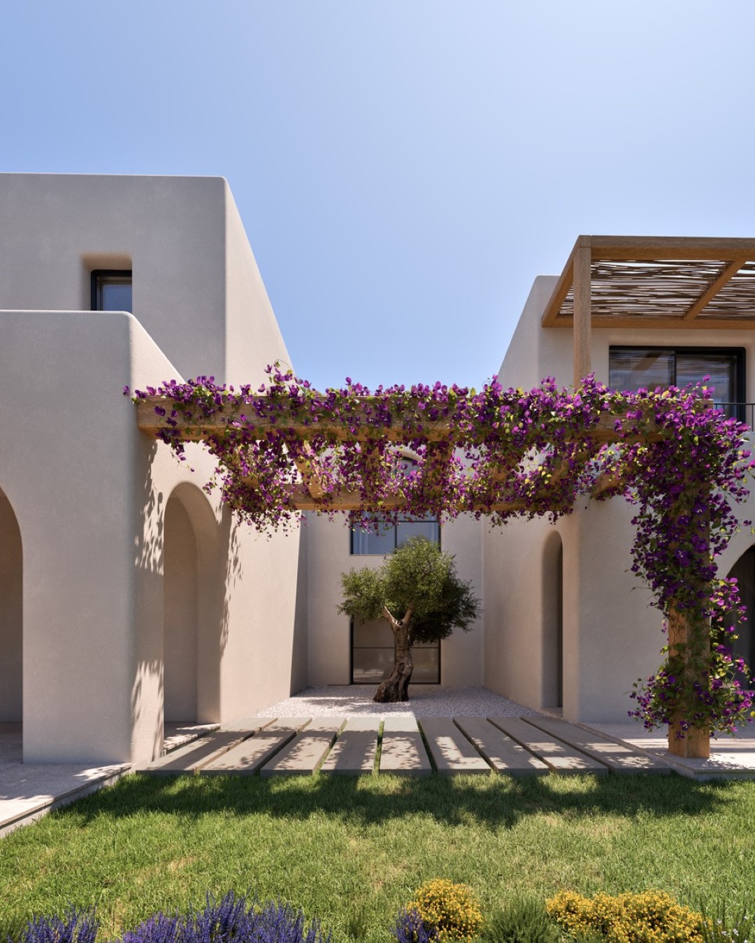 Mediterrane binnenplaats met een houten pergola bedekt met bougainville, architecturale bogen en een centrale olijfboom op wit grind.