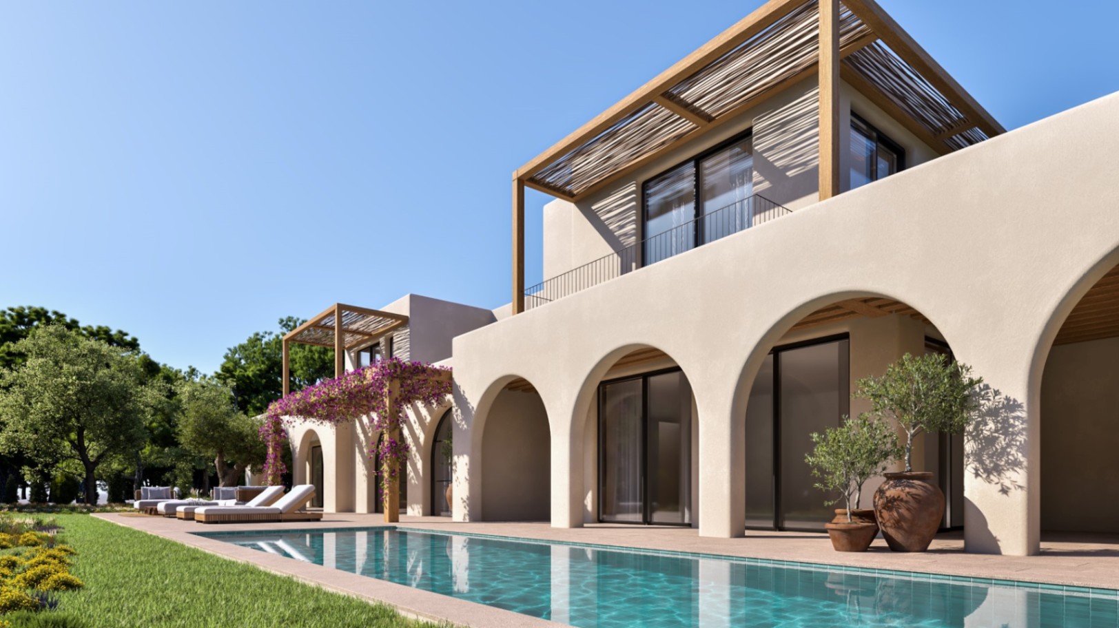 Mediterrane gevel met bogen, een rechthoekig zwembad en houten pergola's. De buitenruimte beschikt over een zonneterras met ligstoelen en weelderige beplanting.