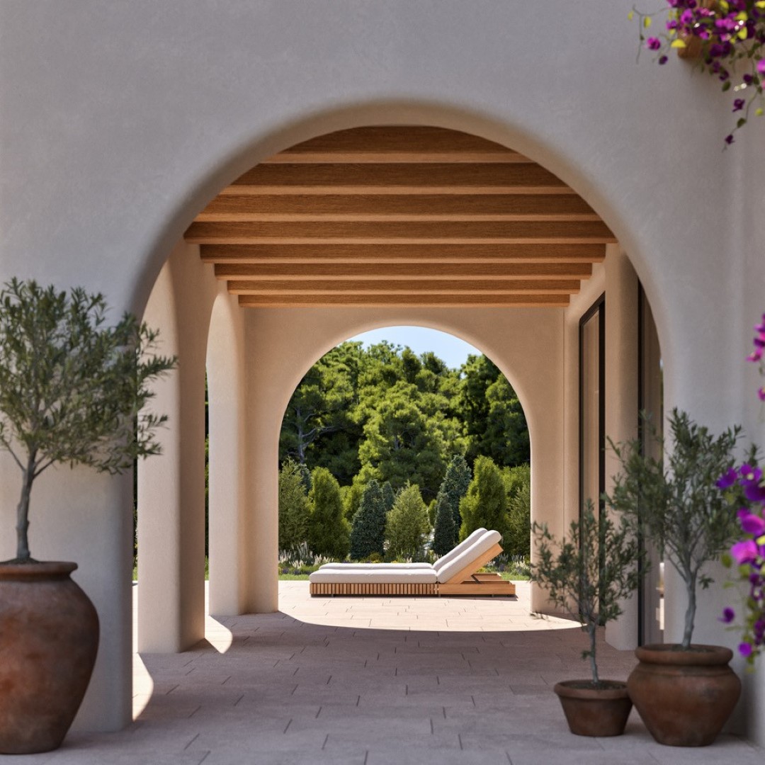 Mediterrane naya met elegante bogen, houten balkenplafond en natuurstenen vloer, uitkijkend op een privétuin met ligbedden.