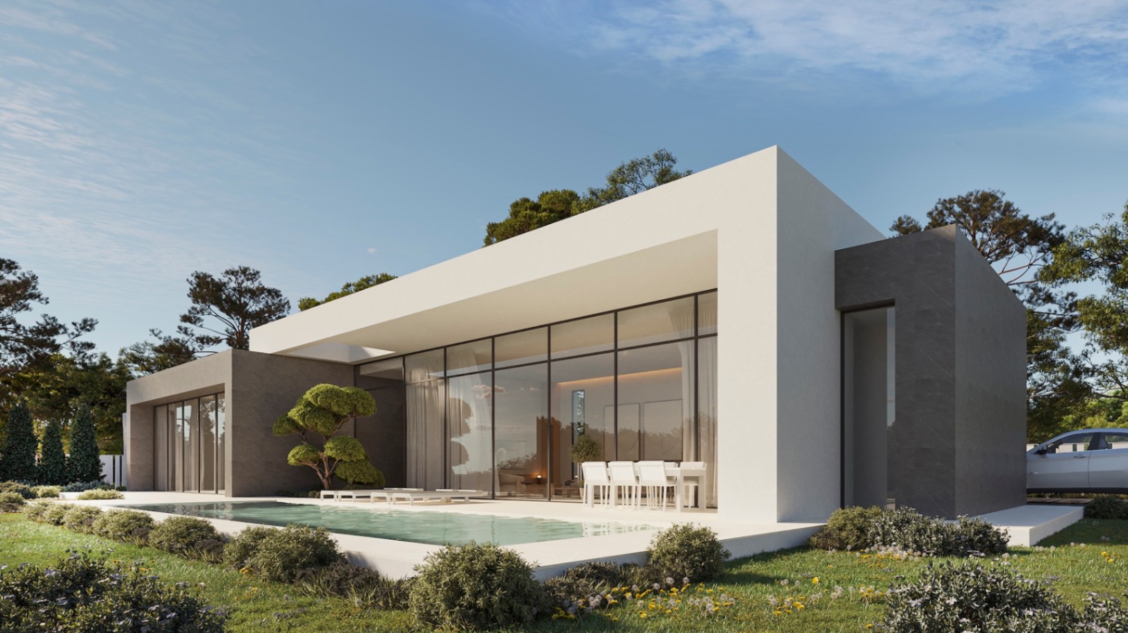 Moderne gelijkvloerse villa met kamerhoge glaspartijen, een rechthoekig zwembad en een wit terras met buitenruimte voor dineren.