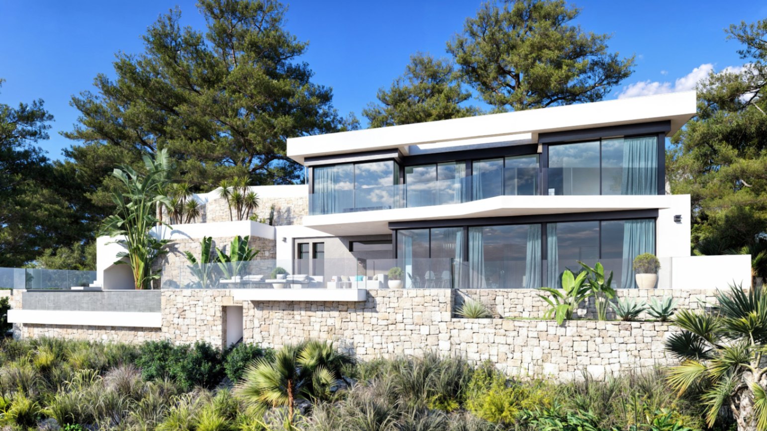 Moderne gevel van twee verdiepingen met natuurstenen muren, kamerhoge glazen puien en terrassen met glazen balustrades in een mediterrane omgeving.