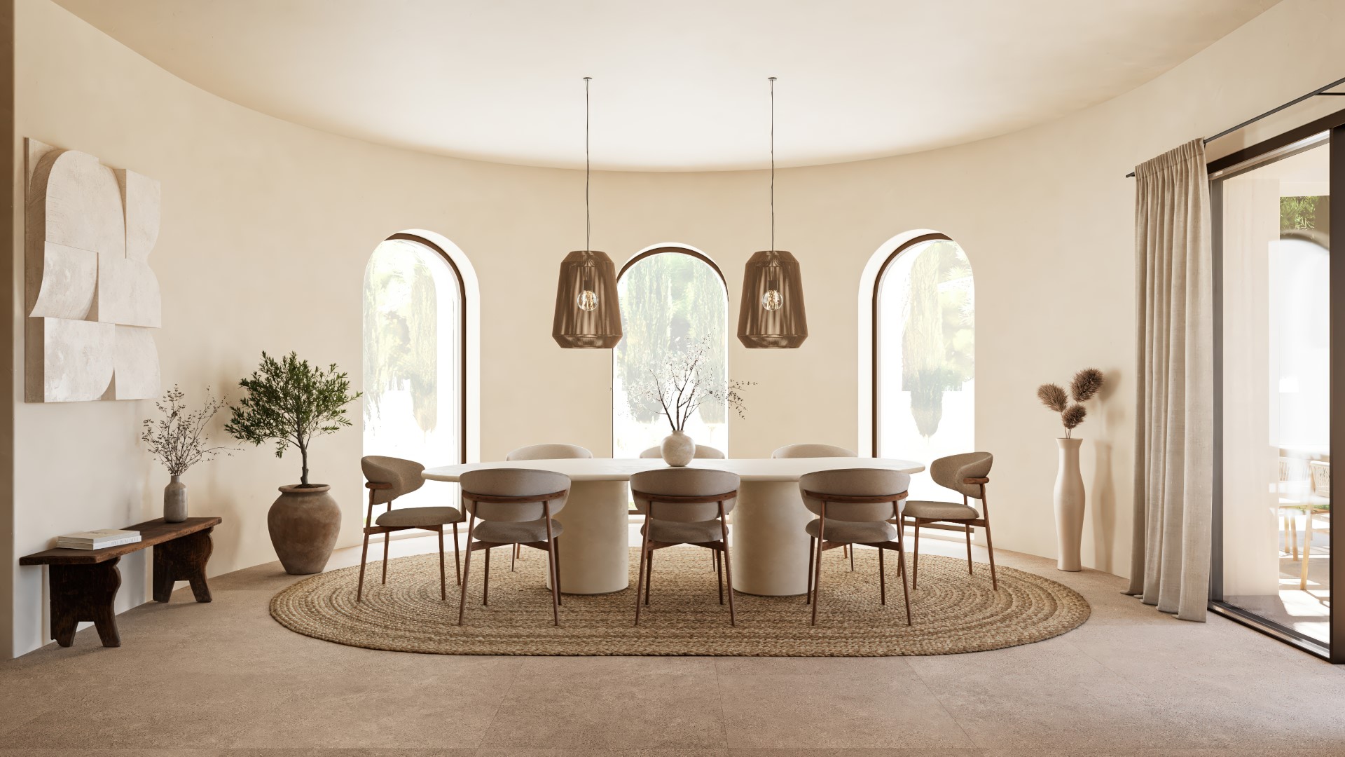 Organische eetkamer met een ovale stenen tafel, houten stoelen en bronzen hanglampen voor een gebogen wand met drie karakteristieke boogvensters.