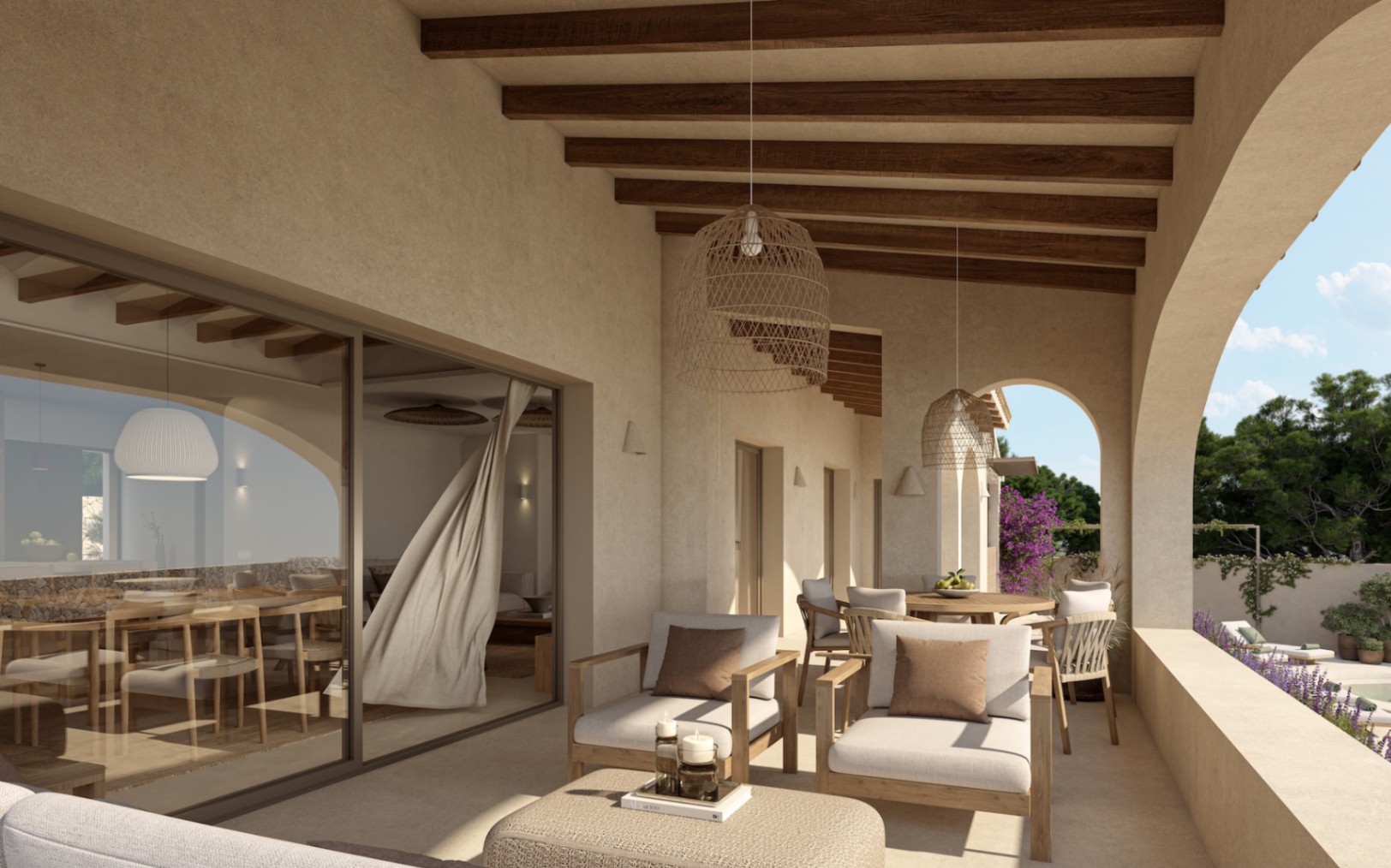 Overdekt terras met zichtbare houten balken, rotan hanglampen en neutraal buitenmeubilair, verbonden met het interieur via grote glazen schuifdeuren.