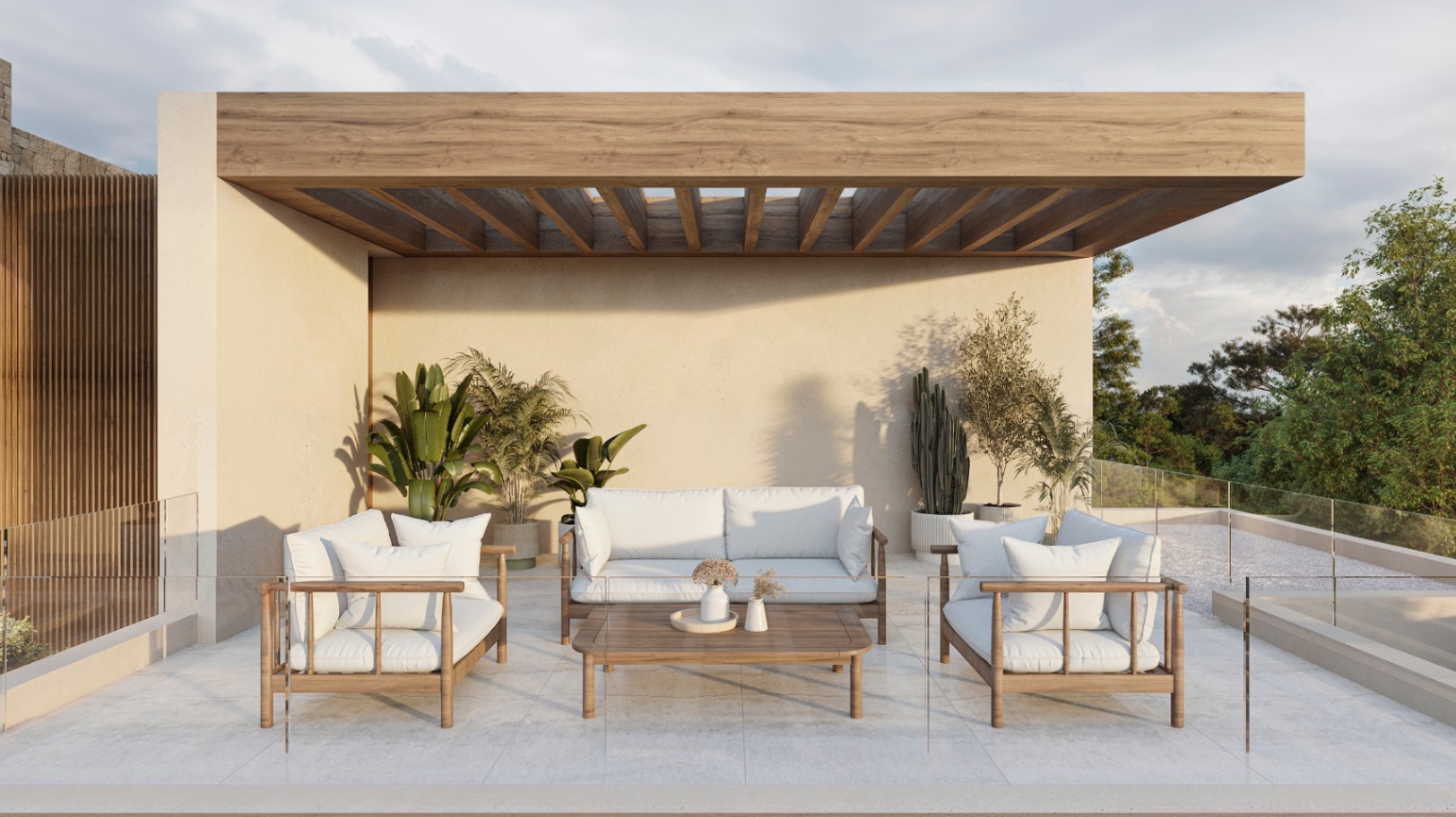 Buitenterras met houten pergola, designmeubilair met witte kussens en glazen balustrades in een mediterrane setting.