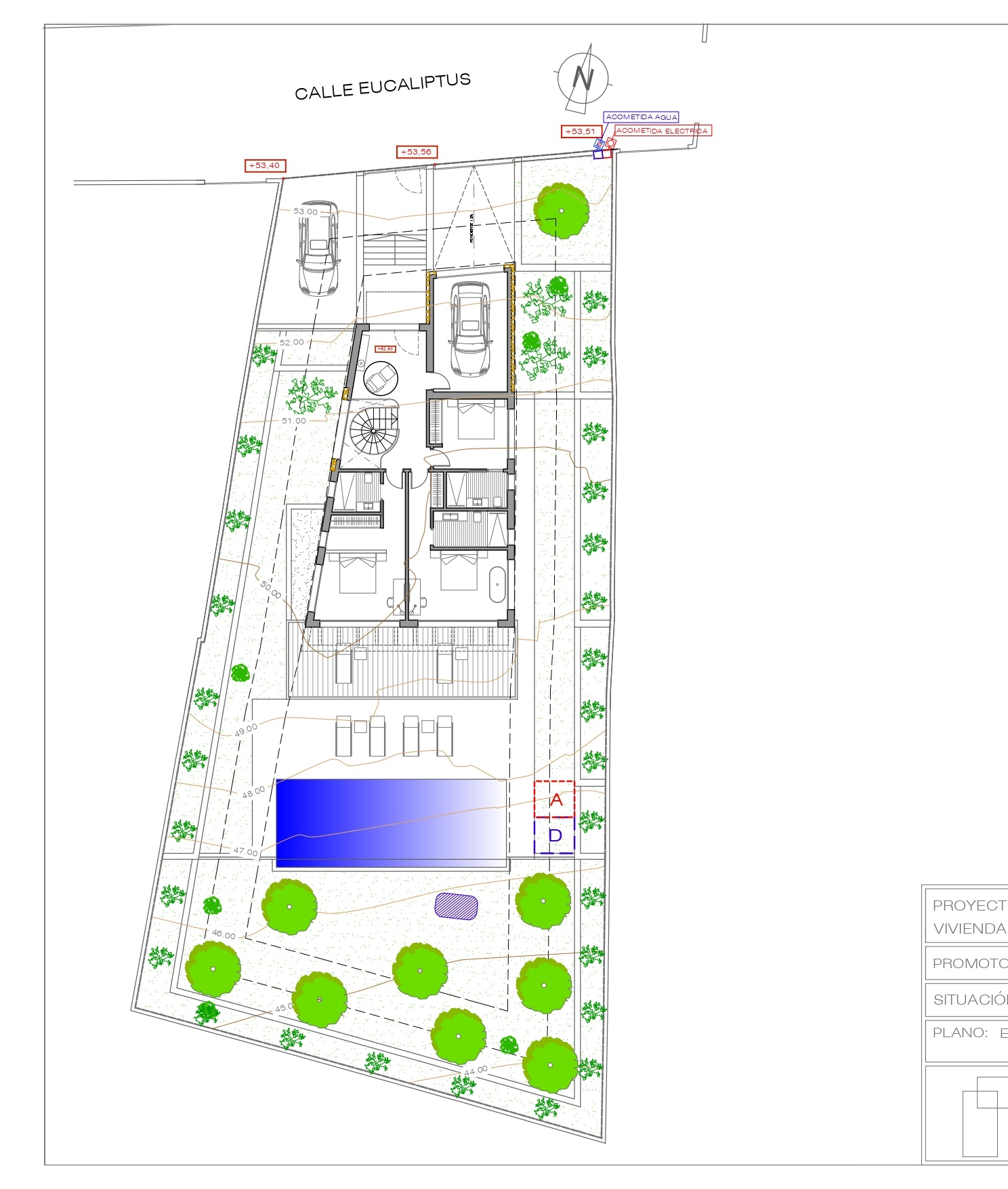 Architectonisch inplantingsplan van het perceel met privézwembad, aangelegde tuinen en parkeergelegenheid op een hellend terrein.