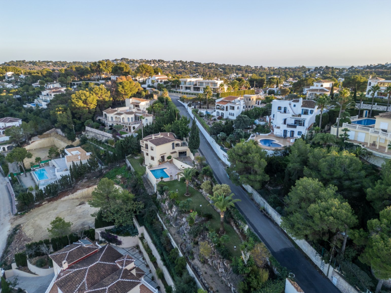 Luchtfoto van de wijk Costa Nova Panorama, met mediterrane villa's met privézwembaden, omgeven door volgroeide pijnbomen en verzorgde tuinen.