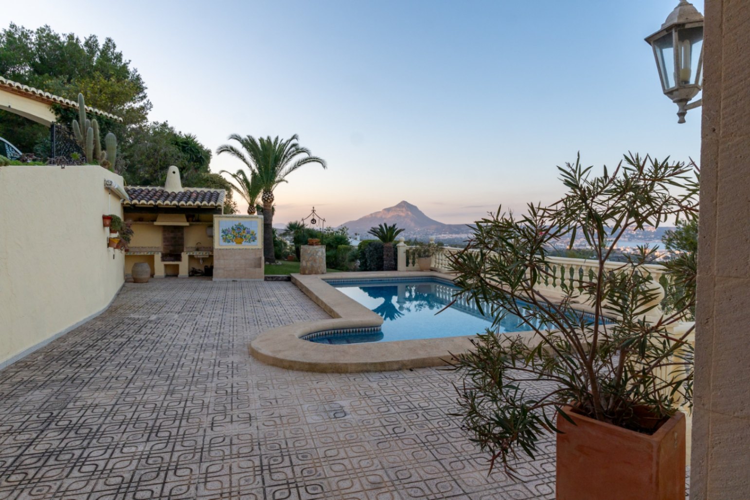 Terras met zwembad, ingebouwde barbecueplaats en panoramisch uitzicht op de Montgó en de baai van Jávea. Voorzien van decoratieve betegeling.
