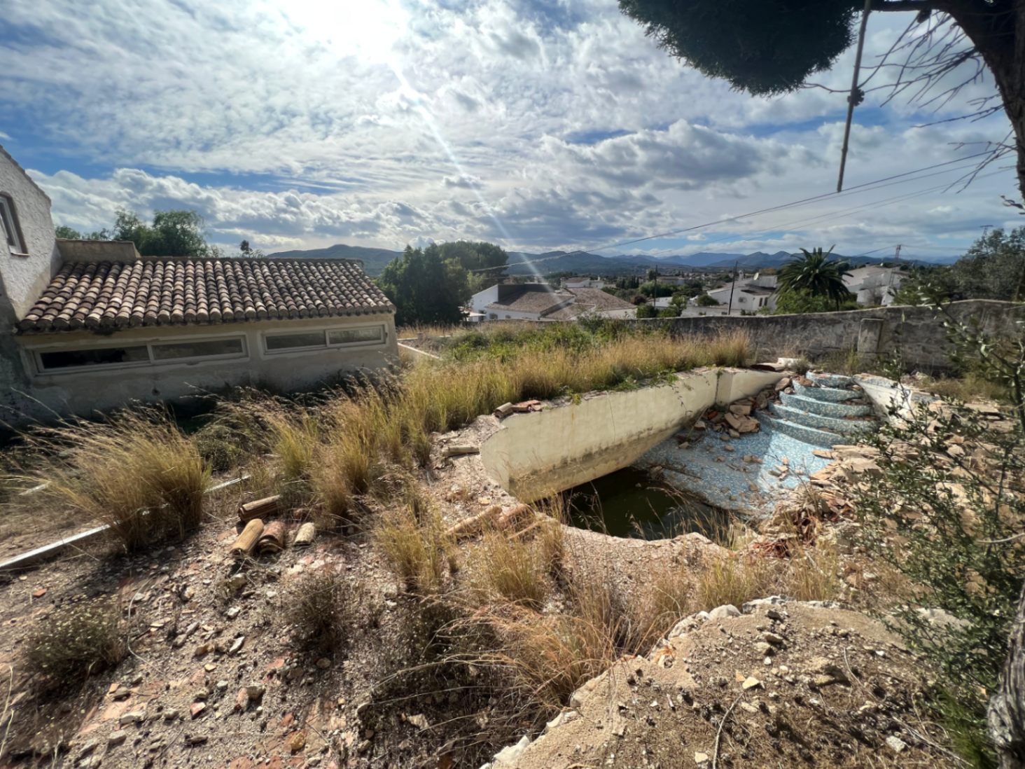 Te renoveren zwembad met Romeinse trap, gelegen op een groot perceel met weids uitzicht op de bergen en het omliggende landschap van Jávea.