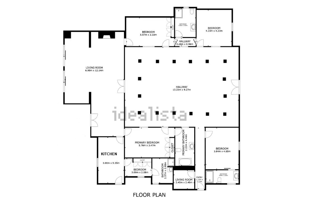 Gedetailleerde plattegrond van de gelijkvloerse woning, met een royale woonkamer van 83 m² en een centrale hal met kolommen die toegang biedt tot alle vertrekken.