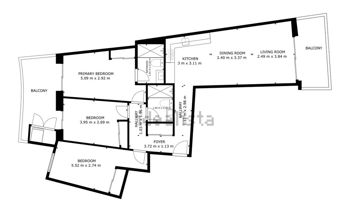 Gedetailleerde plattegrond met de indeling van de 3 slaapkamers, 2 badkamers, open keuken verbonden met de woonkamer en de twee privébalkons.
