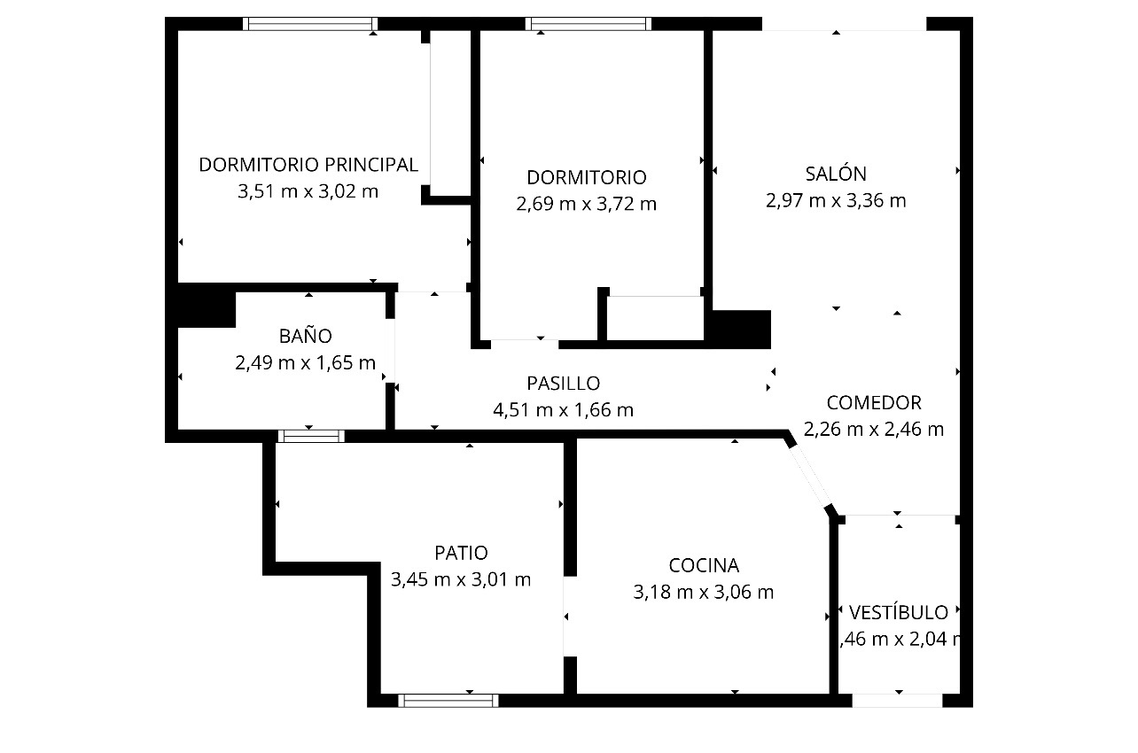 Gedetailleerde plattegrond van de woning met de indeling van twee slaapkamers, woon-eetkamer, keuken, badkamer en een eigen binnenplaats met exacte afmetingen.