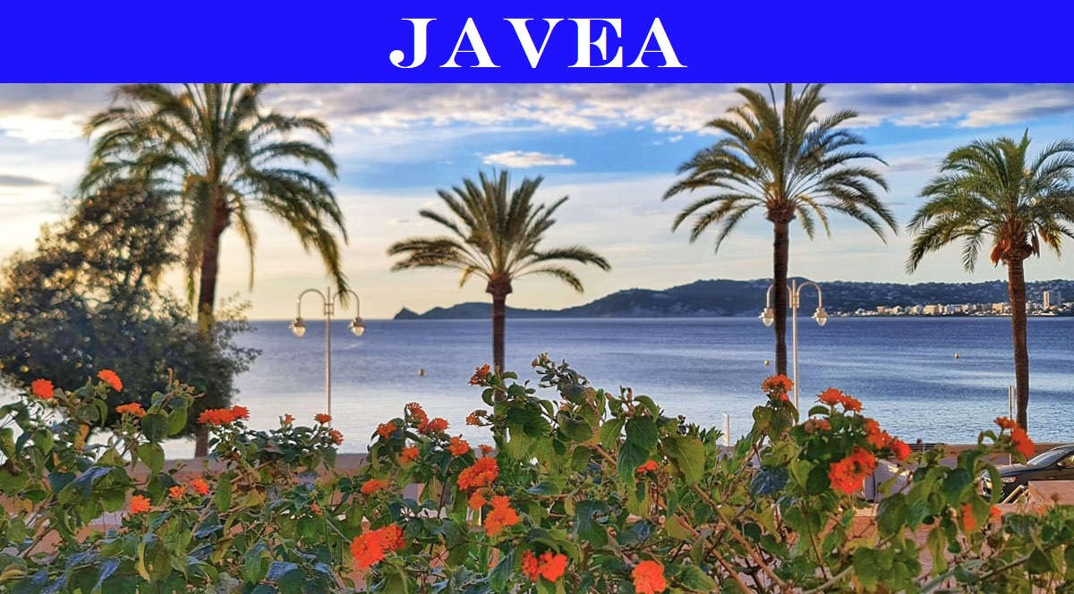 Panoramisch uitzicht op de baai van Jávea met palmbomen en mediterrane bloemen op de voorgrond en de Cabo de San Antonio in de verte.