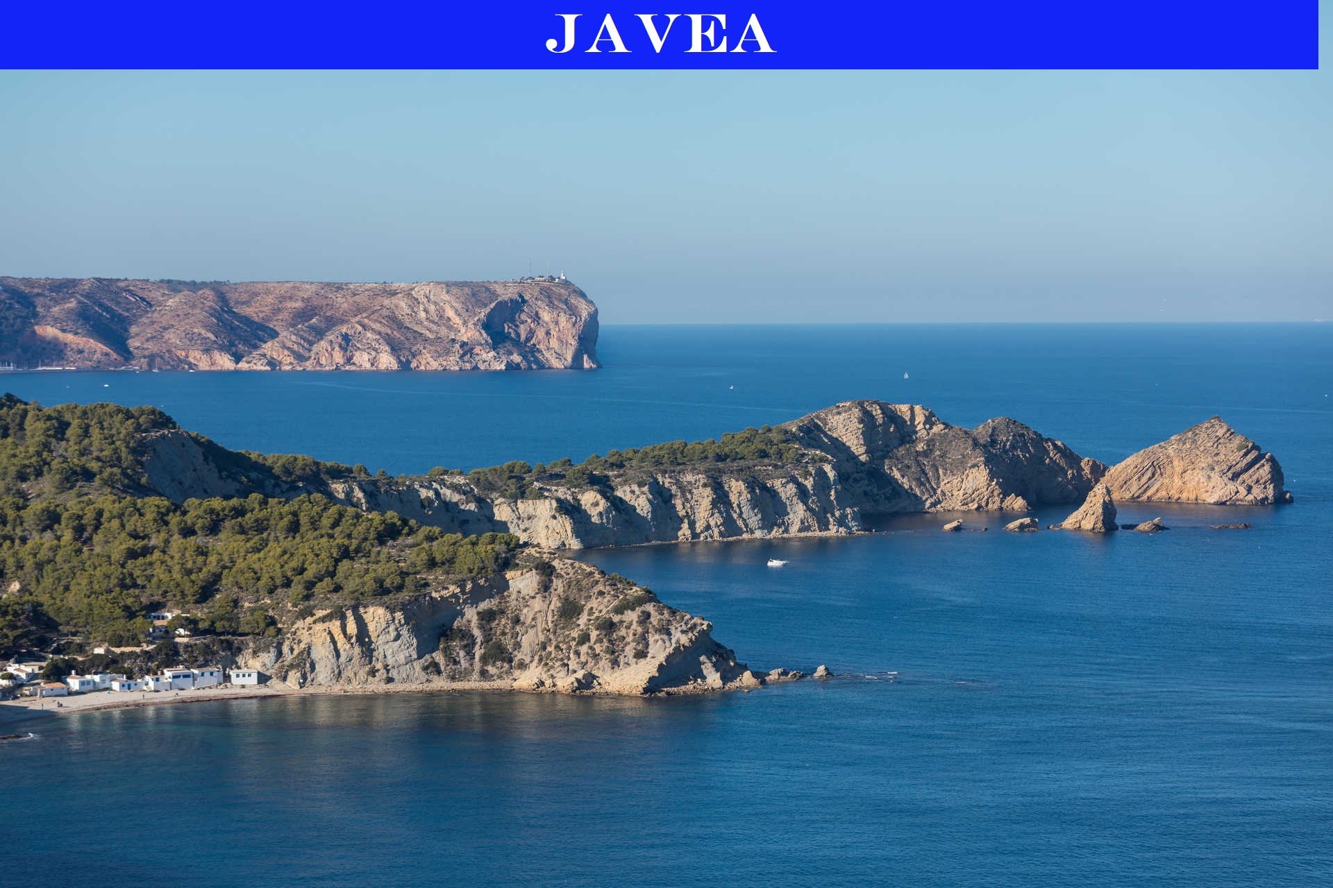 Panoramisch uitzicht op de kustlijn van Jávea met ruige kalkstenen kliffen, mediterrane dennenbossen en de diepblauwe Middellandse Zee.