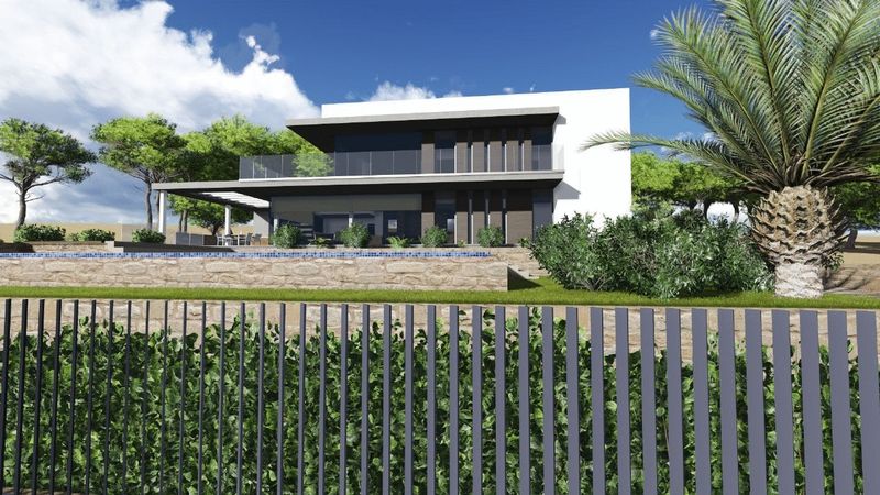 Moderne villa met witte gevel, glazen balustrades en een zwembad met blauwe mozaïektegels boven een natuurstenen steunmuur en lamellenhekwerk.